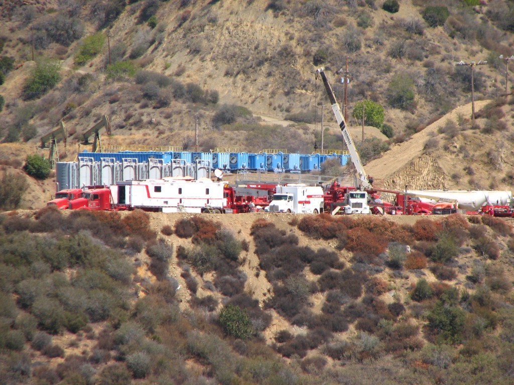 Equipo pesado procedente de una operación de fracking en una zona montañosa del Yacimiento Petrolífero de Sespe