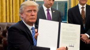 Trump firma una orden ejecutiva que congela las nuevas contrataciones federales. Foto de Ron Sachs-Pool / Getty Images.