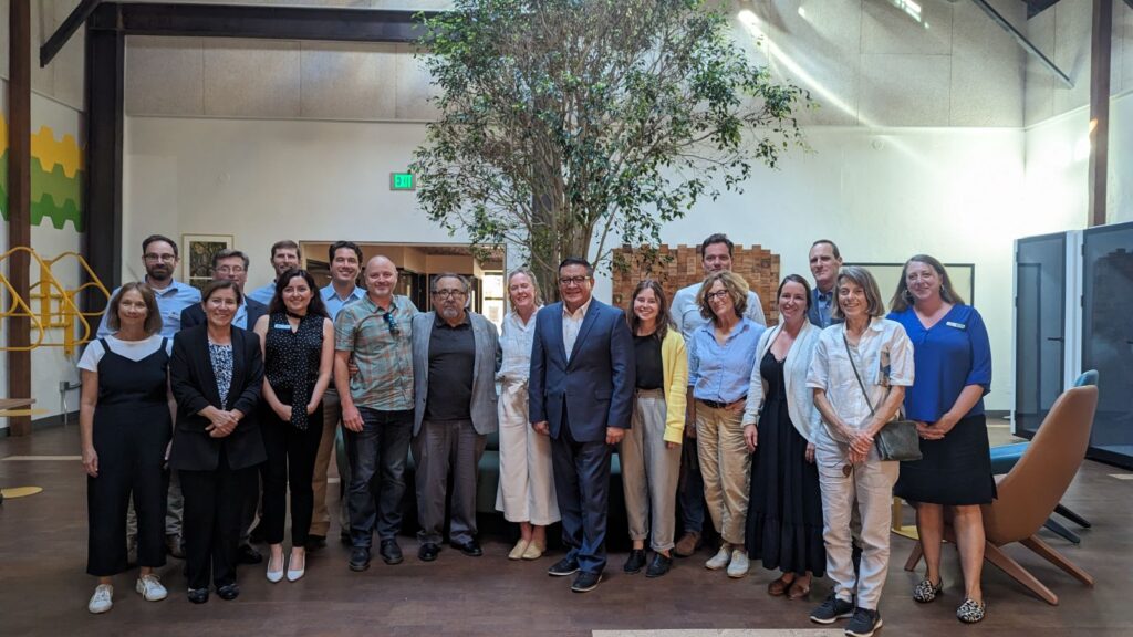 Foto grupal de la Mesa Ambiental con el Congresista Grijalva y el Congresista Carbajal.